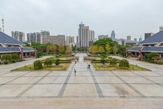 湖北省博物馆展馆大楼外广场