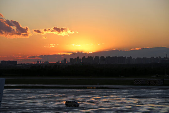 沈阳机场的夕阳暮色