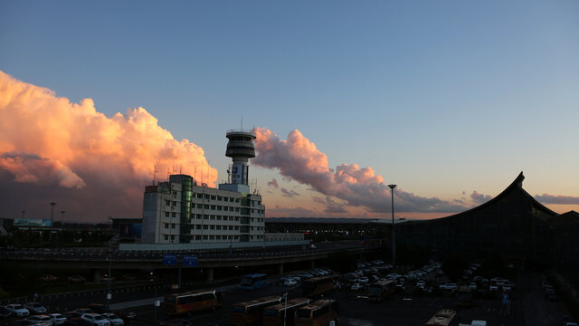 沈阳机场塔台航站楼和天空云朵