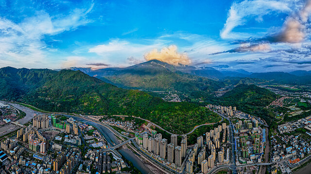 荥经新南门正对马耳山夕阳余晖