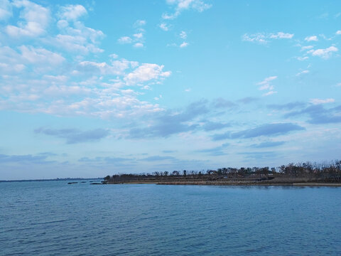 蓝天白云湖景