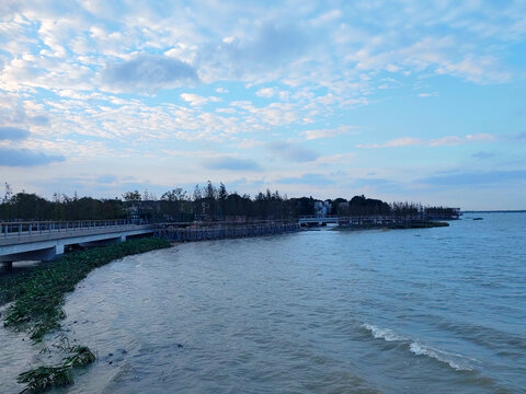 湖边公路桥建筑风景