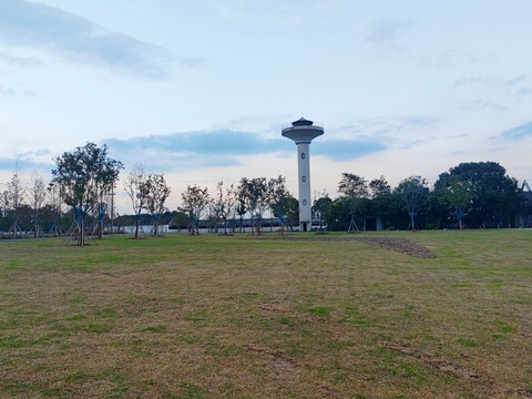 草地水塔风景