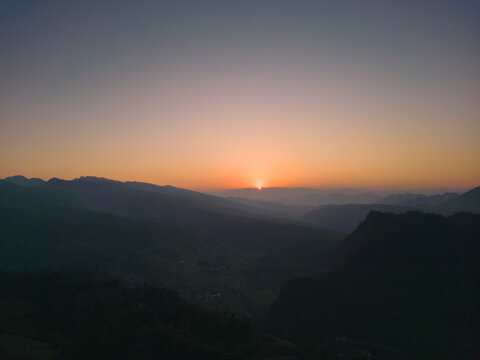 夕阳西下山峦倒影风景