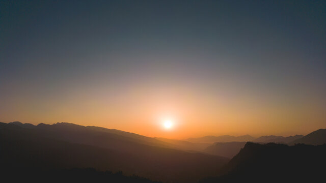 夕阳西下山峦倒影风景