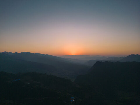 夕阳西下山峦倒影风景