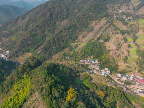 中都镇航拍郊外的山脉村庄风光