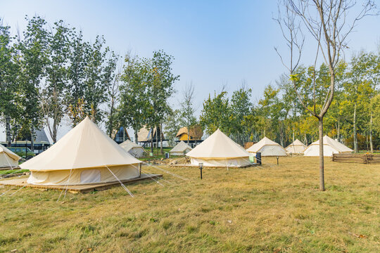 草地上的露营基地