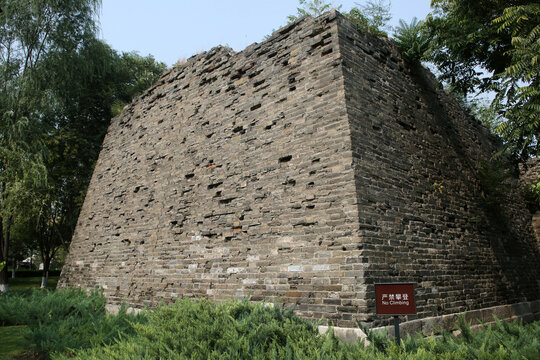 北京明城墙的斑驳墙体