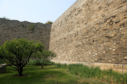 北京明城墙遗址古城墙根下