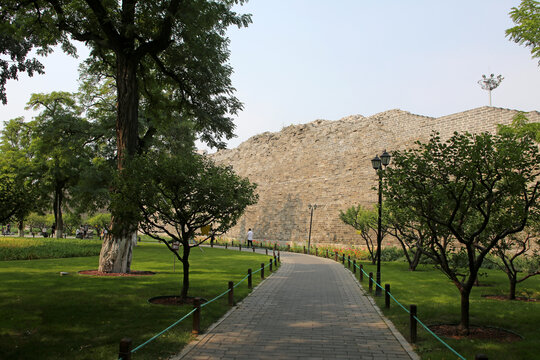 北京明城墙遗址公园的小径