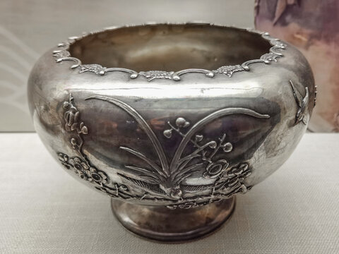 19世纪银质竹梅图凤凰碗