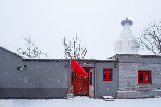 老北京冬季下雪白塔寺胡同雪景