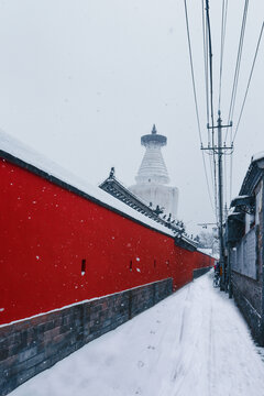 白塔寺胡同红墙老北京雪景