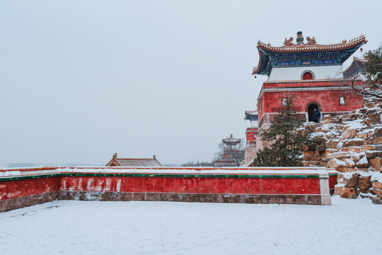 冬季下雪藏传佛教建筑雪景