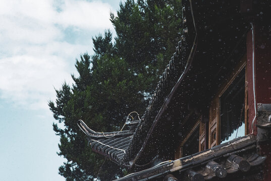 下雨天的古屋