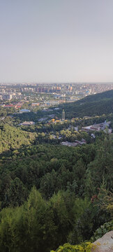 蓝天城市与深山