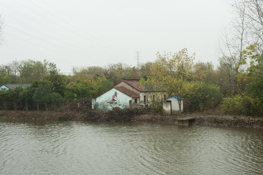 河岸边的房子