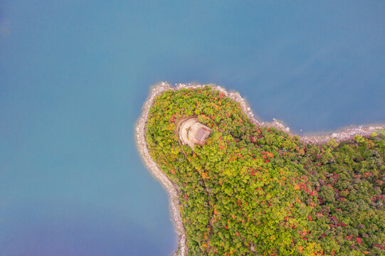 云海飘渺红叶似火美景