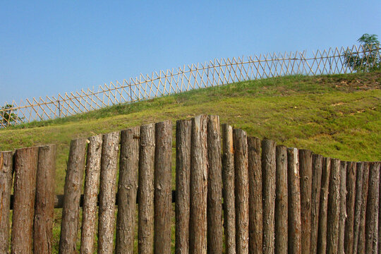 山坡上的篱笆墙
