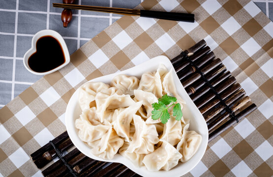 装在白色盘子里的水饺