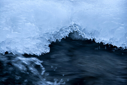 冬季长白山冰覆盖的溪水