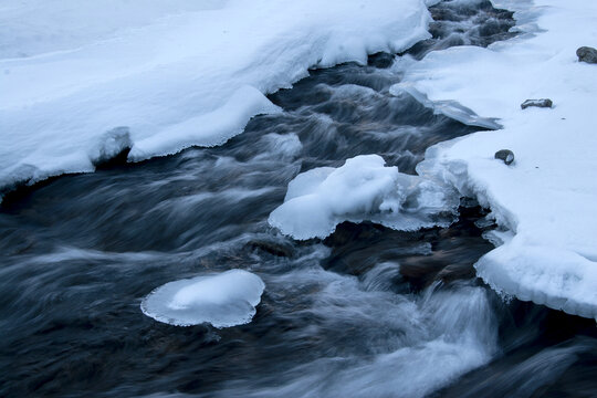 冬季长白山的冰雪溪水