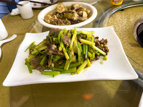 家常菜芹菜炒牛肉