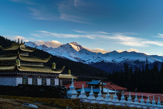 巴塘措普寺日照金山