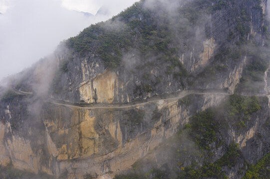 兰英大峡谷挂壁公路