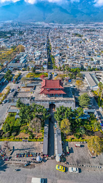 竖屏航拍大理古城区洱海门