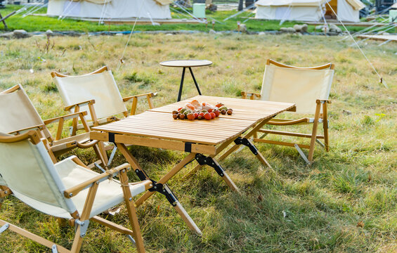 草地上的露营桌椅