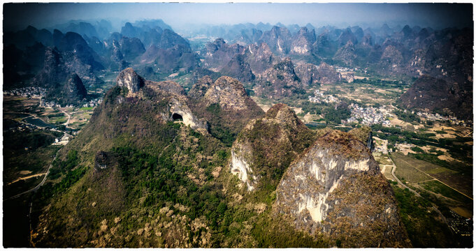 桂林月亮山群峰