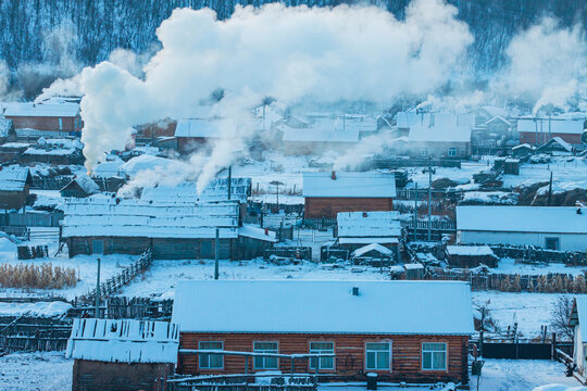 冬季山村炊烟