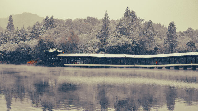 浴鹄湾初雪长廊