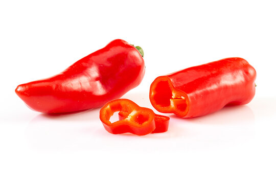 白色背景上的蔬菜红辣椒