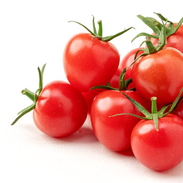 白色背景上的樱桃番茄
