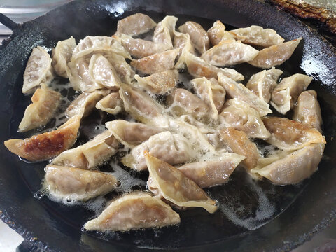 煎饺子特写