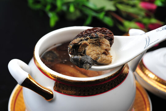 羊肚菌燉烏雞湯