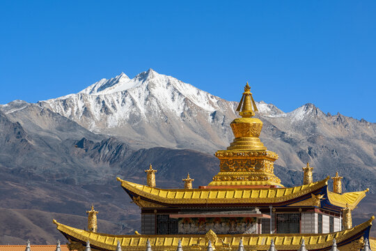 塔公草原寺庙雪山