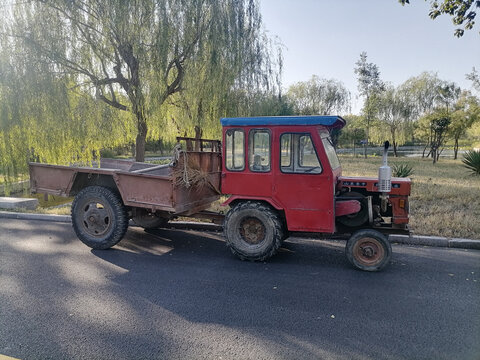 乡村拖拉机