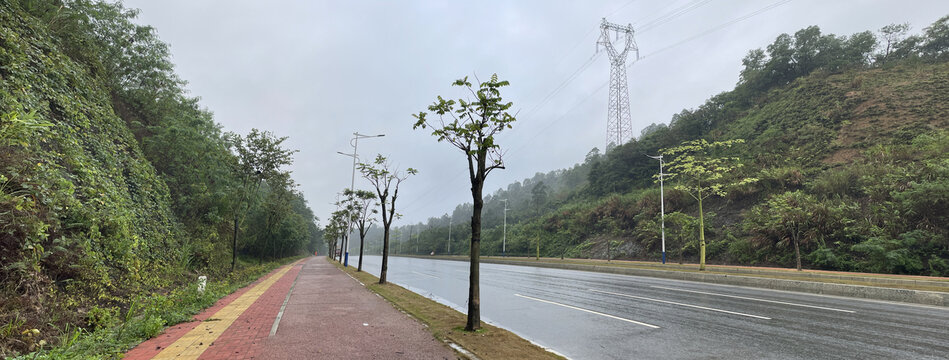 雨雪天湿滑注意行车安全