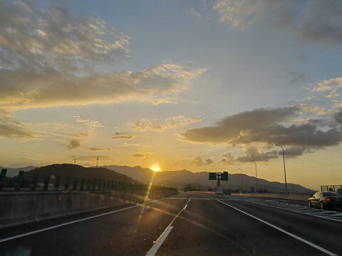 高架高速路上的夕阳