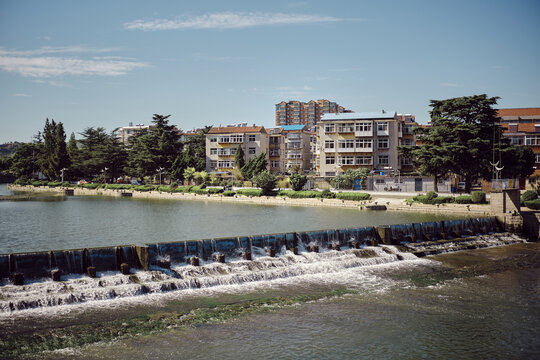 小型河坝放水