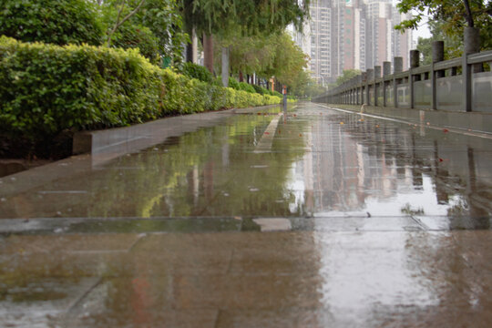 雨天建筑在路面的倒影场景