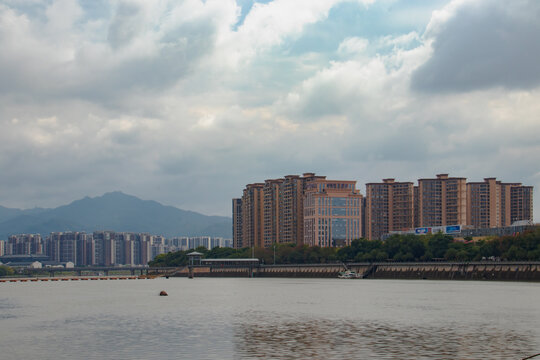 阴天江岸建筑风景