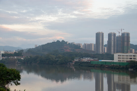 傍晚天空下的城市山水风景