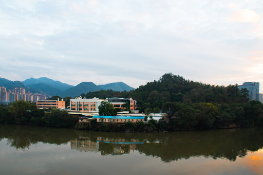 傍晚天空下的城市山水风景