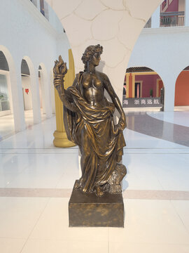 欧式女性雕塑