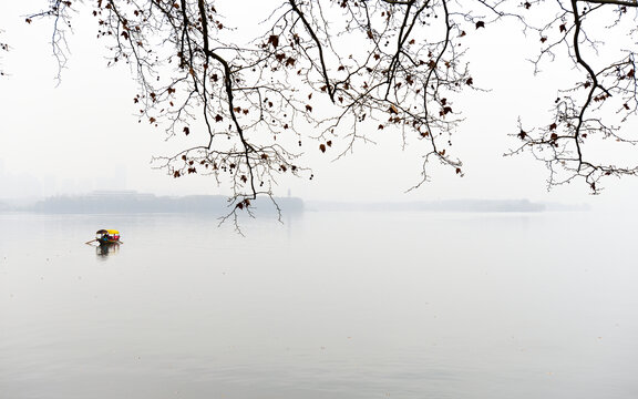 雾锁东湖